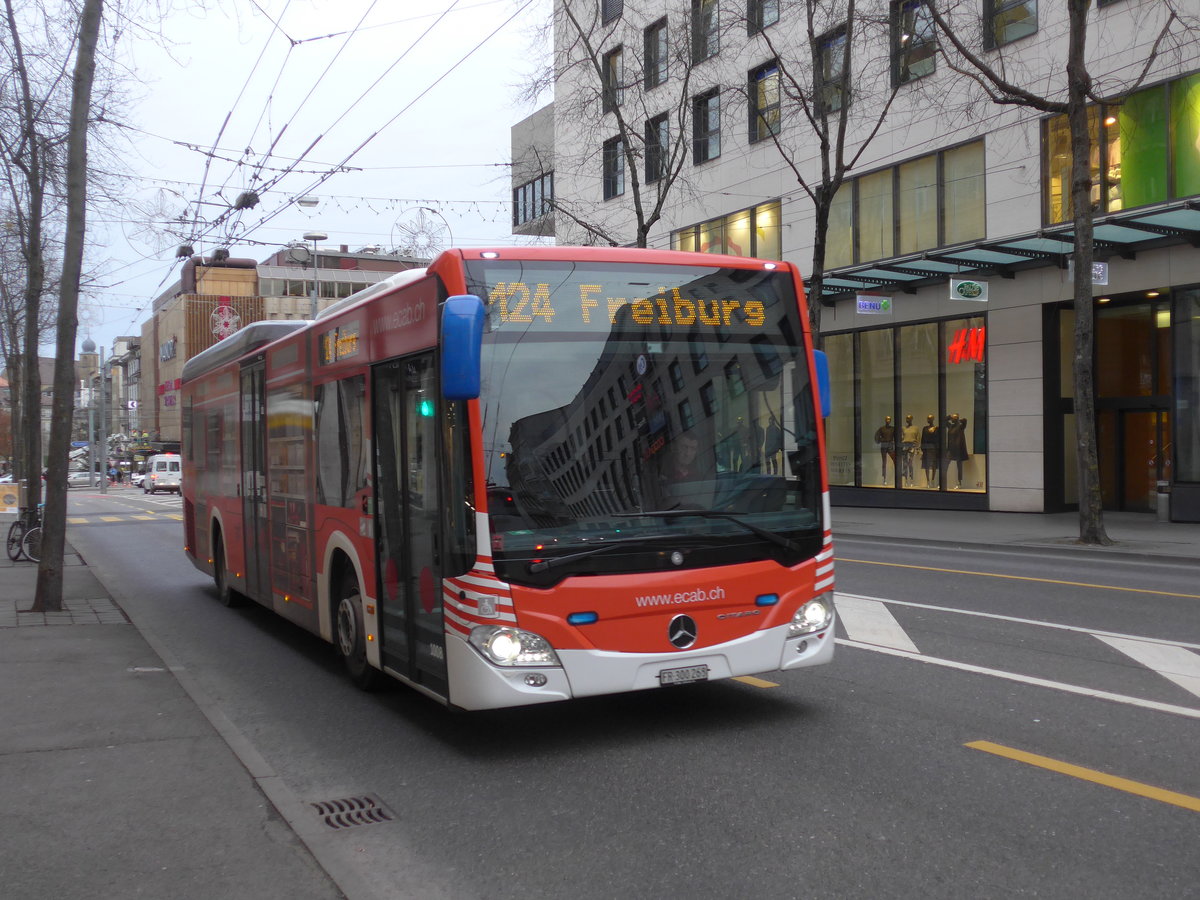 (186'716) - TPF Fribourg - Nr. 1008/FR 300'268 - Mercedes am 27. November 2017 beim Bahnhof Fribourg