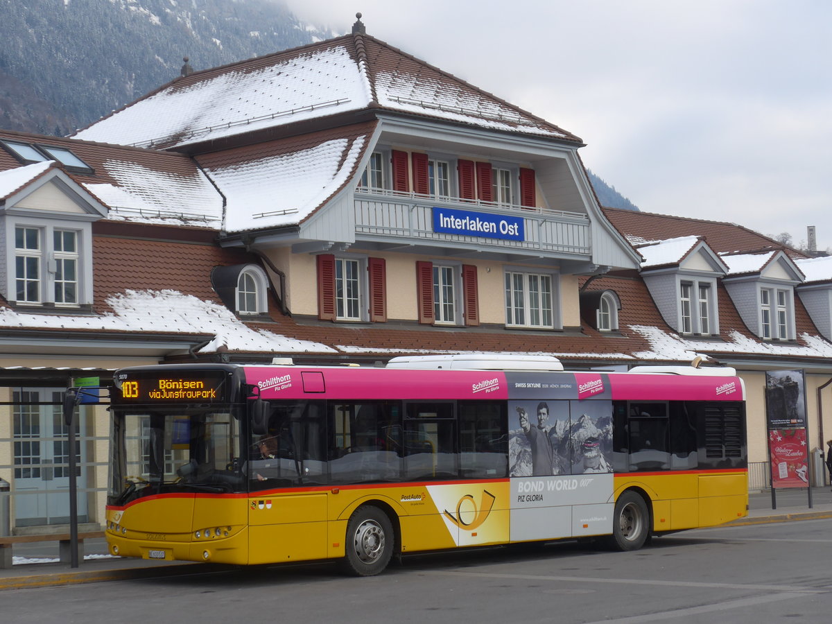(186'758) - PostAuto Bern - BE 610'537 - Solaris am 3. Dezember 2017 beim Bahnhof Interlaken Ost