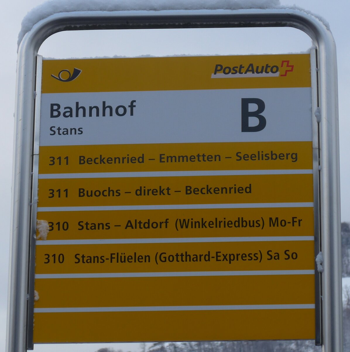 (186'800) - PostAuto-Haltestellenschild - Stans, Bahnhof - am 9. Dezember 2017