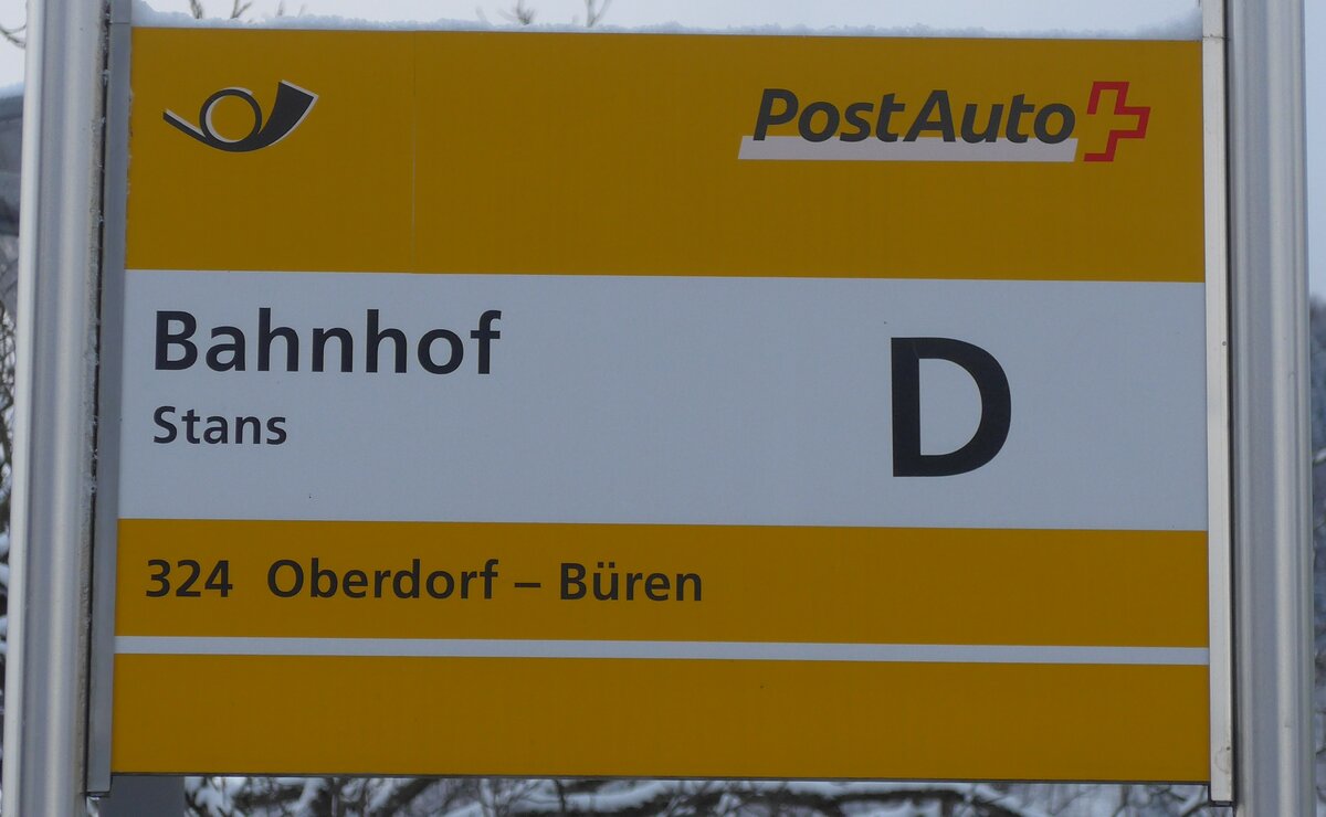 (186'802) - PostAuto-Haltestellenschild - Stans, Bahnhof - am 9. Dezember 2017