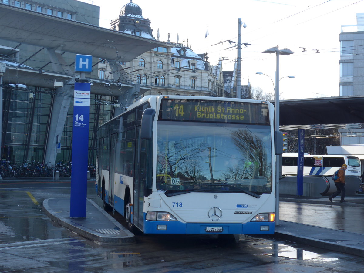 (186'842) - VBL Luzern - Nr. 718/LU 202'666 - Mercedes (ex Heggli, Kriens Nr. 718) am 9. Dezember 2017 beim Bahnhof Luzern