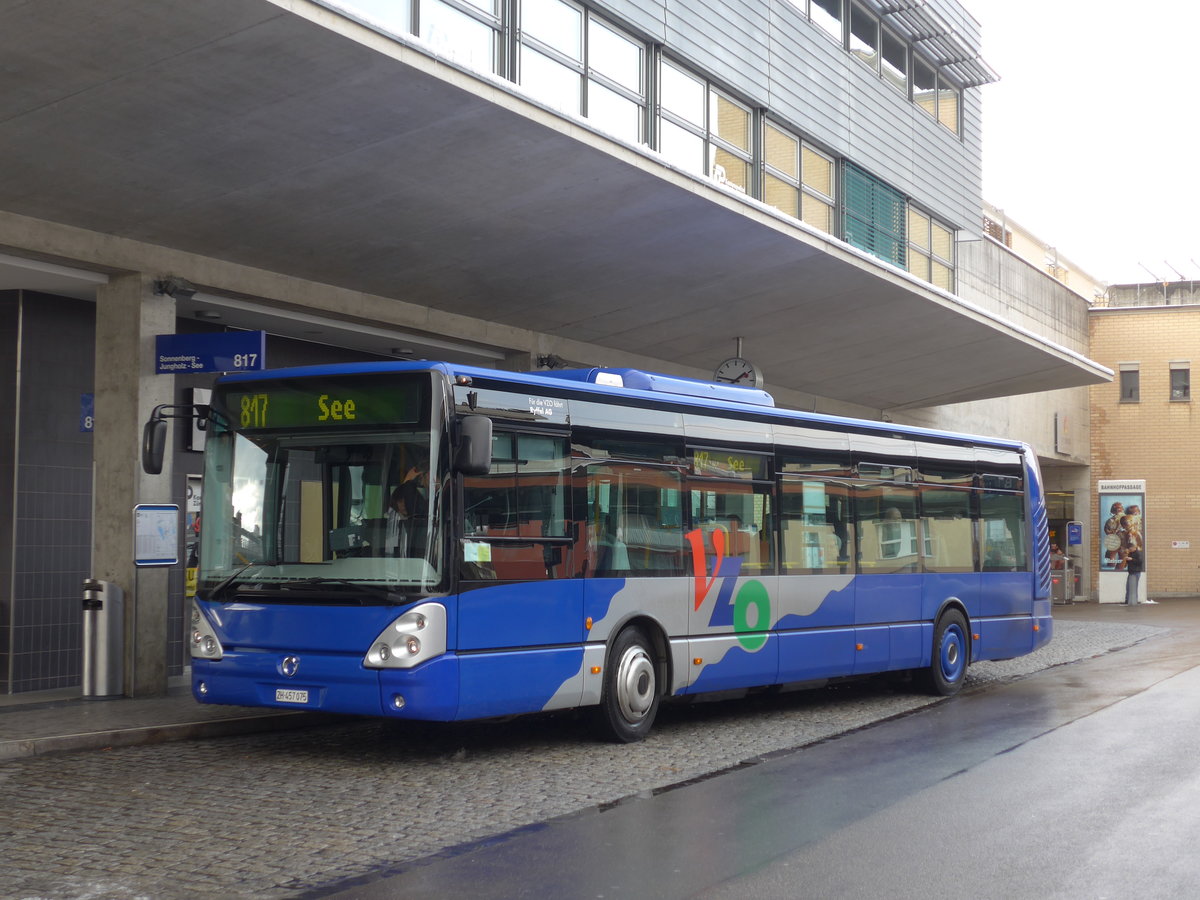 (186'872) - Ryffel, Volketswil - Nr. 73/ZH 457'075 - Irisbus am 9. Dezember 2017 beim Bahnhof Uster