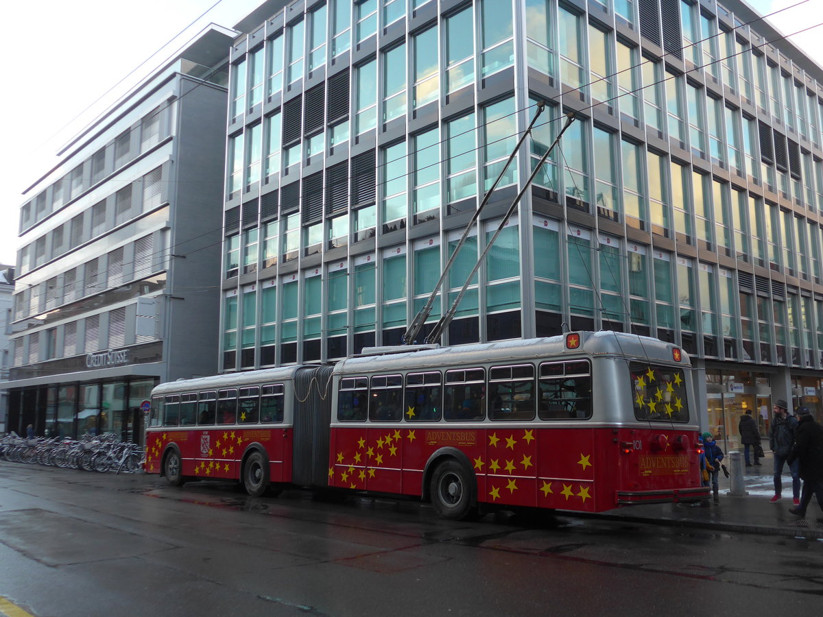 (186'918) - VW Winterthur - Nr. 101 - FBW/SWS Gelenktrolleybus am 9. Dezember 2017 in Winterthur, Schmidgasse