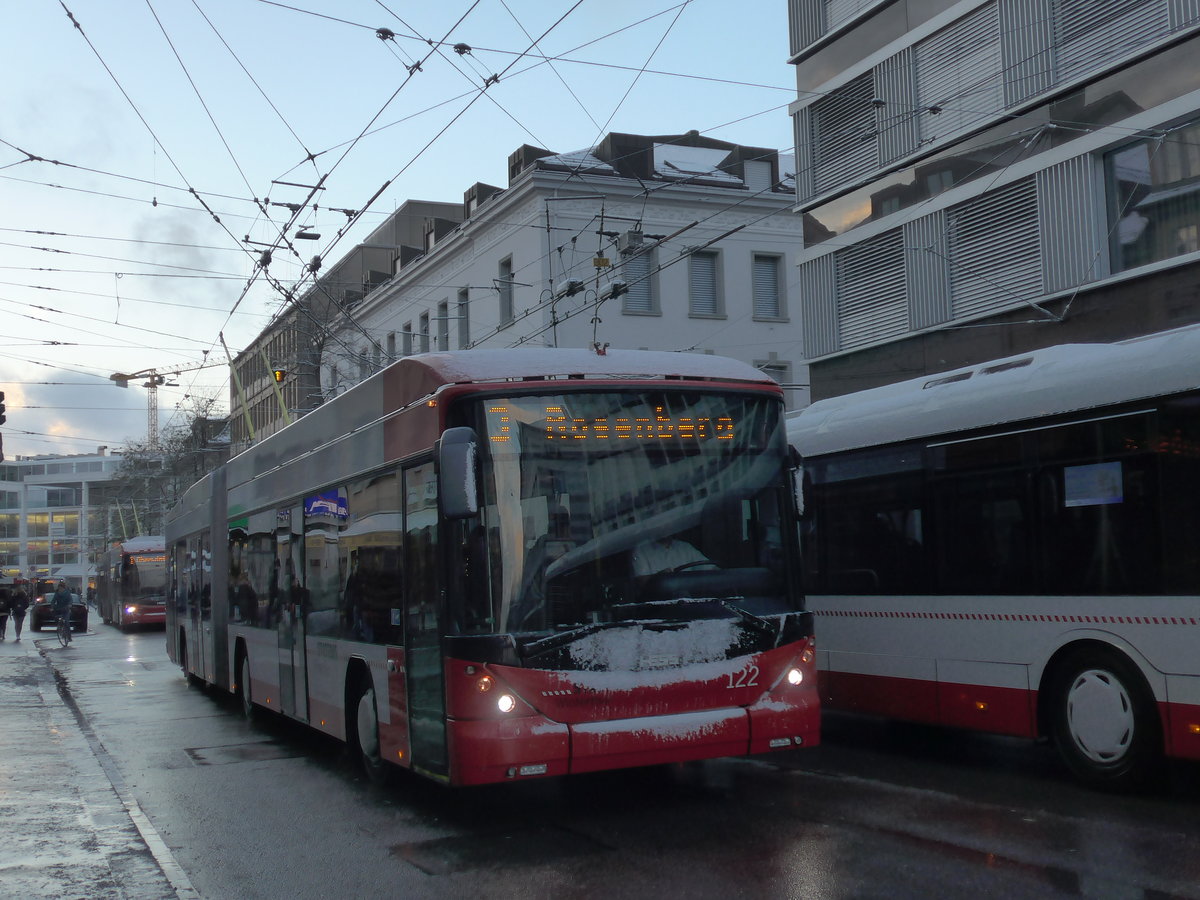 (186'922) - SW Winterthur - Nr. 122 - Hess/Hess Gelenktrolleybus am 9. Dezember 2017 in Winterthur, Schmidgasse