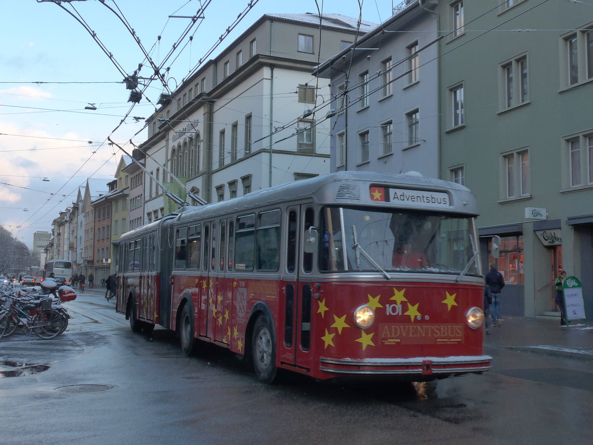(186'927) - VW Winterthur - Nr. 101 - FBW/SWS Gelenktrolleybus am 9. Dezember 2017 in Winterthur, Schmidgasse