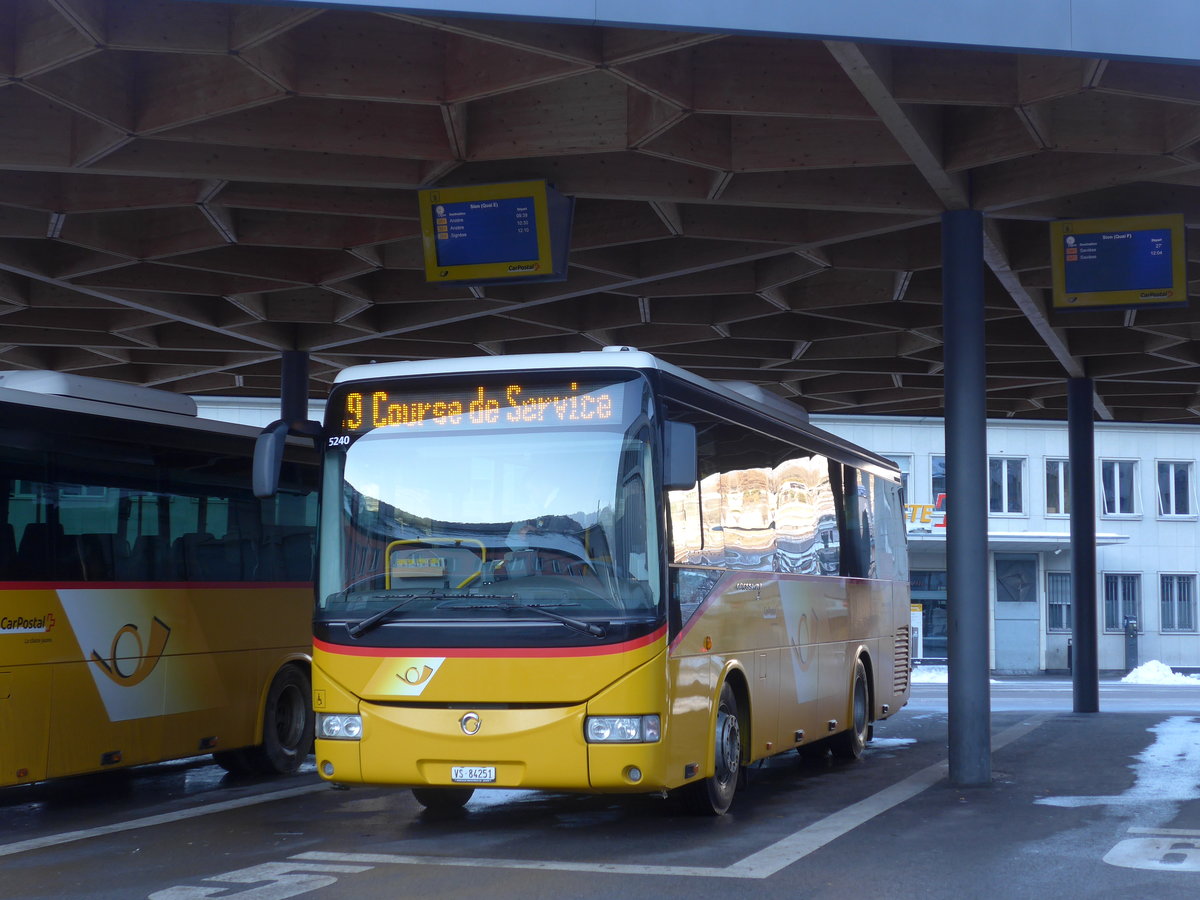 (186'965) - Buchard, Leytron - VS 84'251 - Irisbus (ex Nr. 251) am 17. Dezember 2017 beim Bahnhof Sion