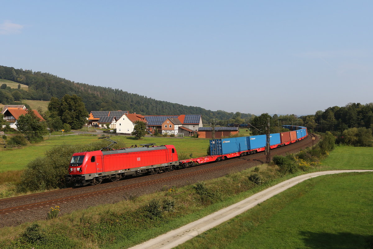 187 157 mit einem Containerzug am 27. August 2019 bei Hermannspiegel im Haunetal in Hessen.