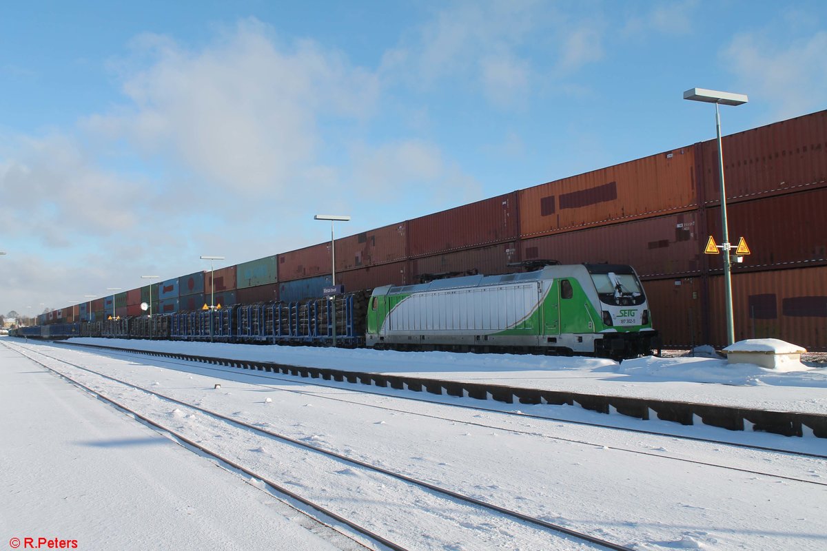 187 302 mit Rundholzzug in Wiesau/Oberpfalz. 14.01.21