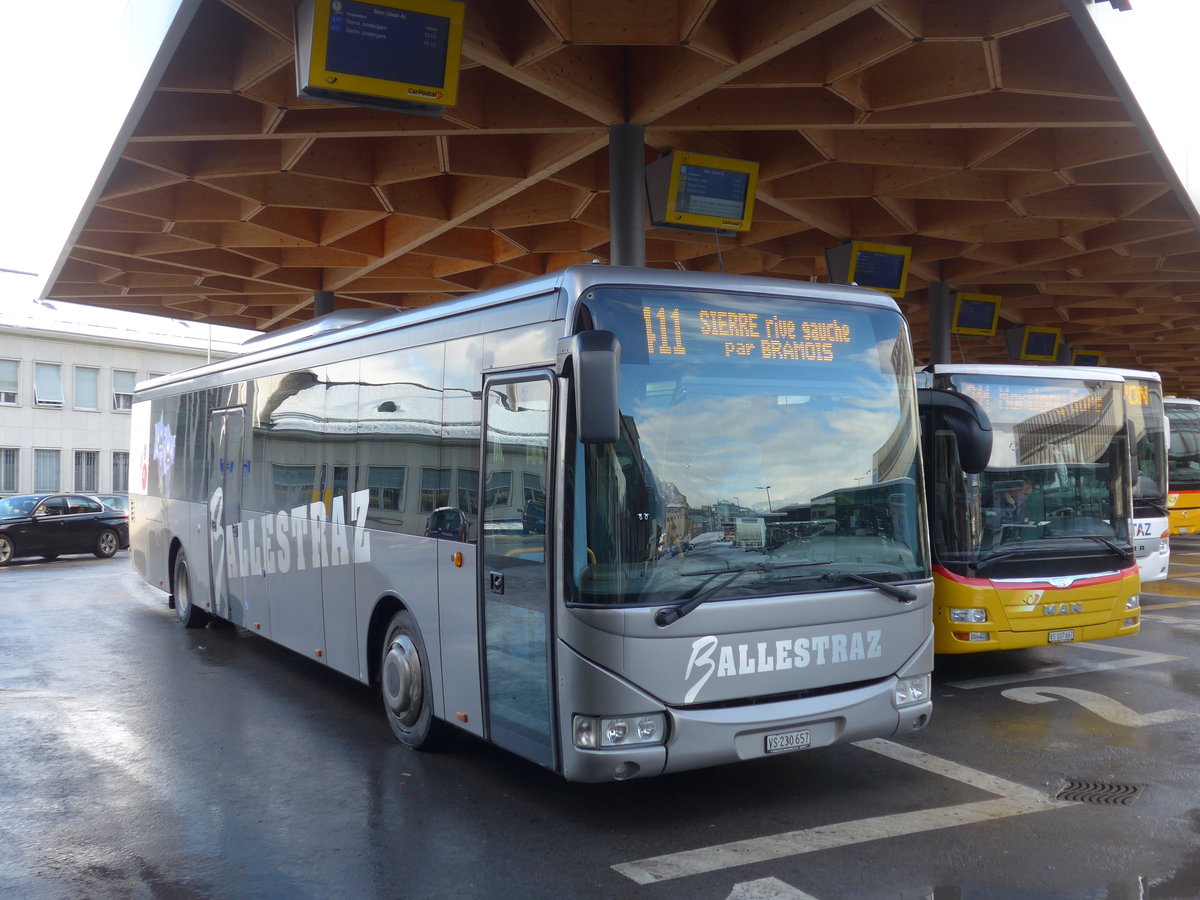 (187'006) - Ballestraz, Grne - VS 230'657 - Irisbus am 17. Dezember 2017 beim Bahnhof Sion