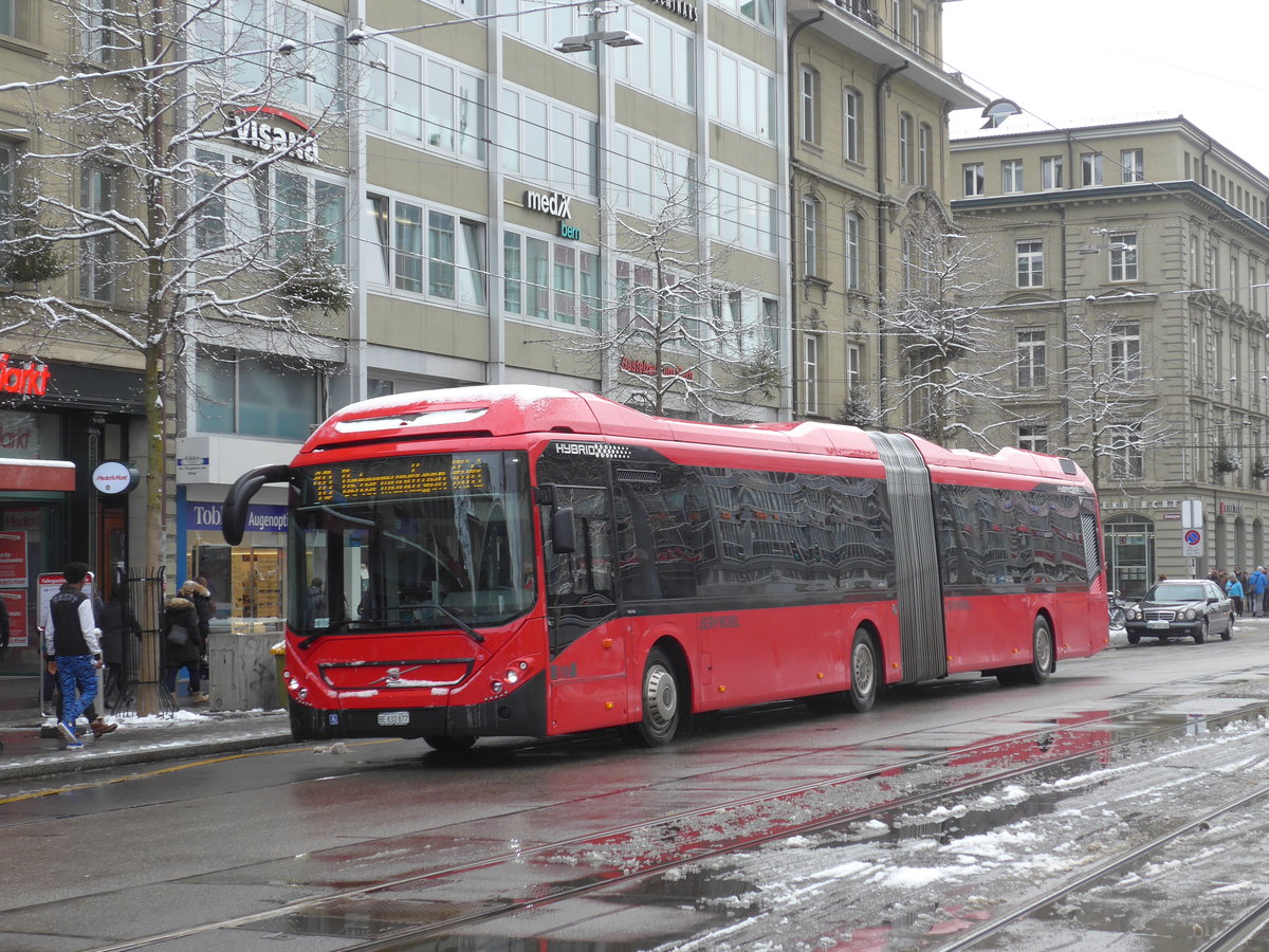 (187'038) - Bernmobil, Bern - Nr. 877/BE 832'877 - Volvo am 18. Dezember 2017 beim Bahnhof Bern