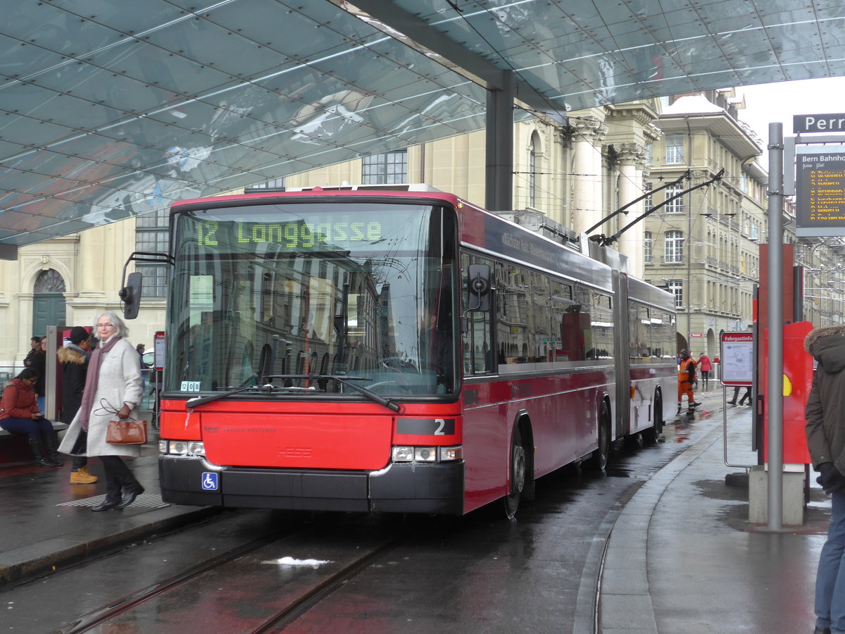 (187'039) - Bernmobil, Bern - Nr. 2 - NAW/Hess Gelenktrolleybus am 18. Dezember 2017 beim Bahnhof Bern
