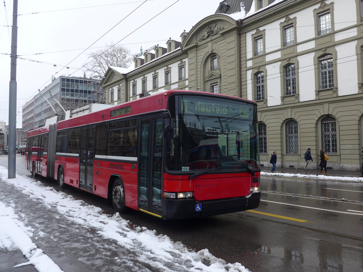 (187'041) - Bernmobil, Bern - Nr. 12 - NAW/Hess Gelenktrolleybus am 18. Dezember 2017 beim Bahnhof Bern