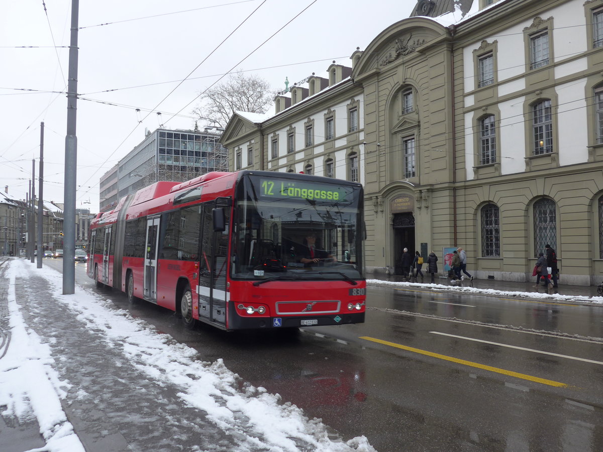 (187'047) - Bernmobil, Bern - Nr. 830/BE 612'830 - Volvo am 18. Dezember 2017 beim Bahnhof Bern