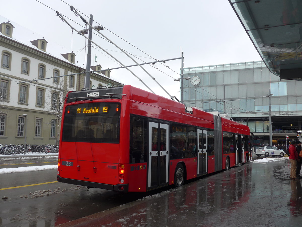 (187'054) - Bernmobil, Bern - Nr. 23 - Hess/Hess Gelenktrolleybus am 18. Dezember 2017 beim Bahnhof Bern