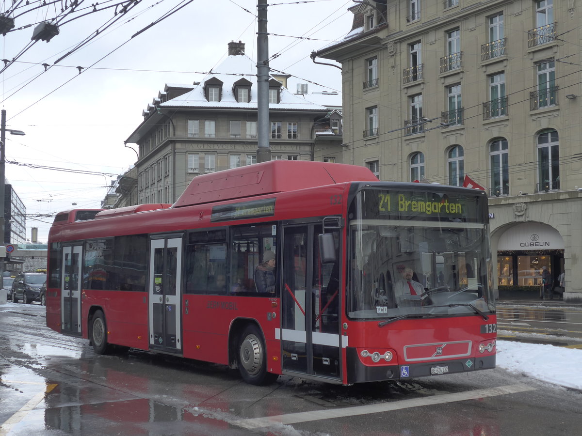 (187'056) - Bernmobil, Bern - Nr. 132/BE 624'132 - Volvo am 18. Dezember 2017 beim Bahnhof Bern