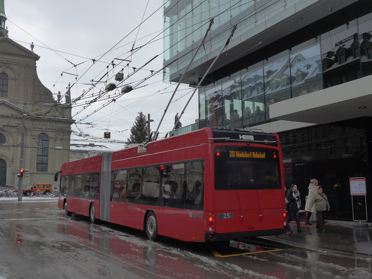 (187'058) - Bernmobil, Bern - Nr. 25 - Hess/Hess Gelenktrolleybus am 18. Dezember 2017 beim Bahnhof Bern