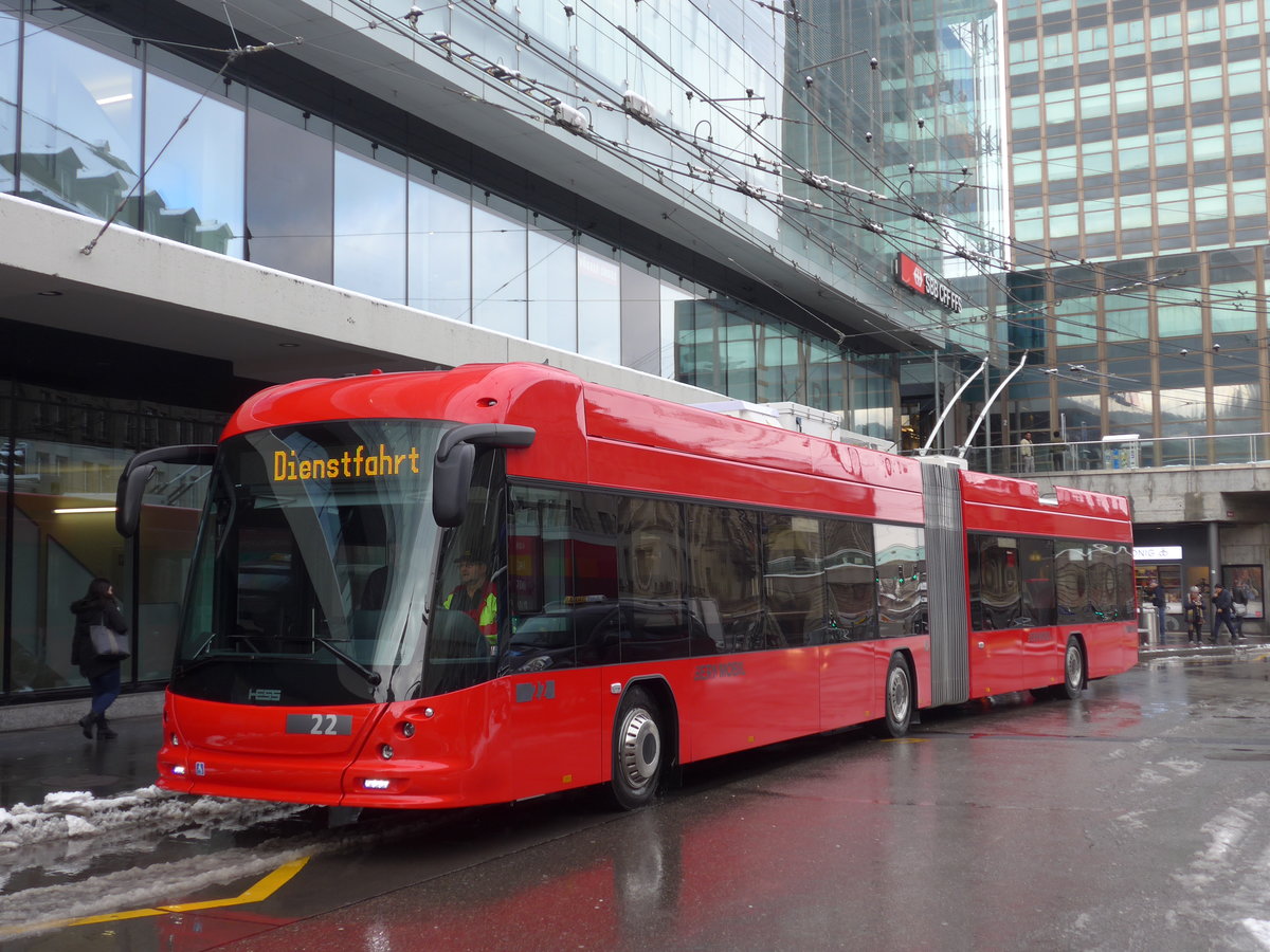(187'059) - Bernmobil, Bern - Nr. 22 - Hess/Hess Gelenktrolleybus am 18. Dezember 2017 beim Bahnhof Bern