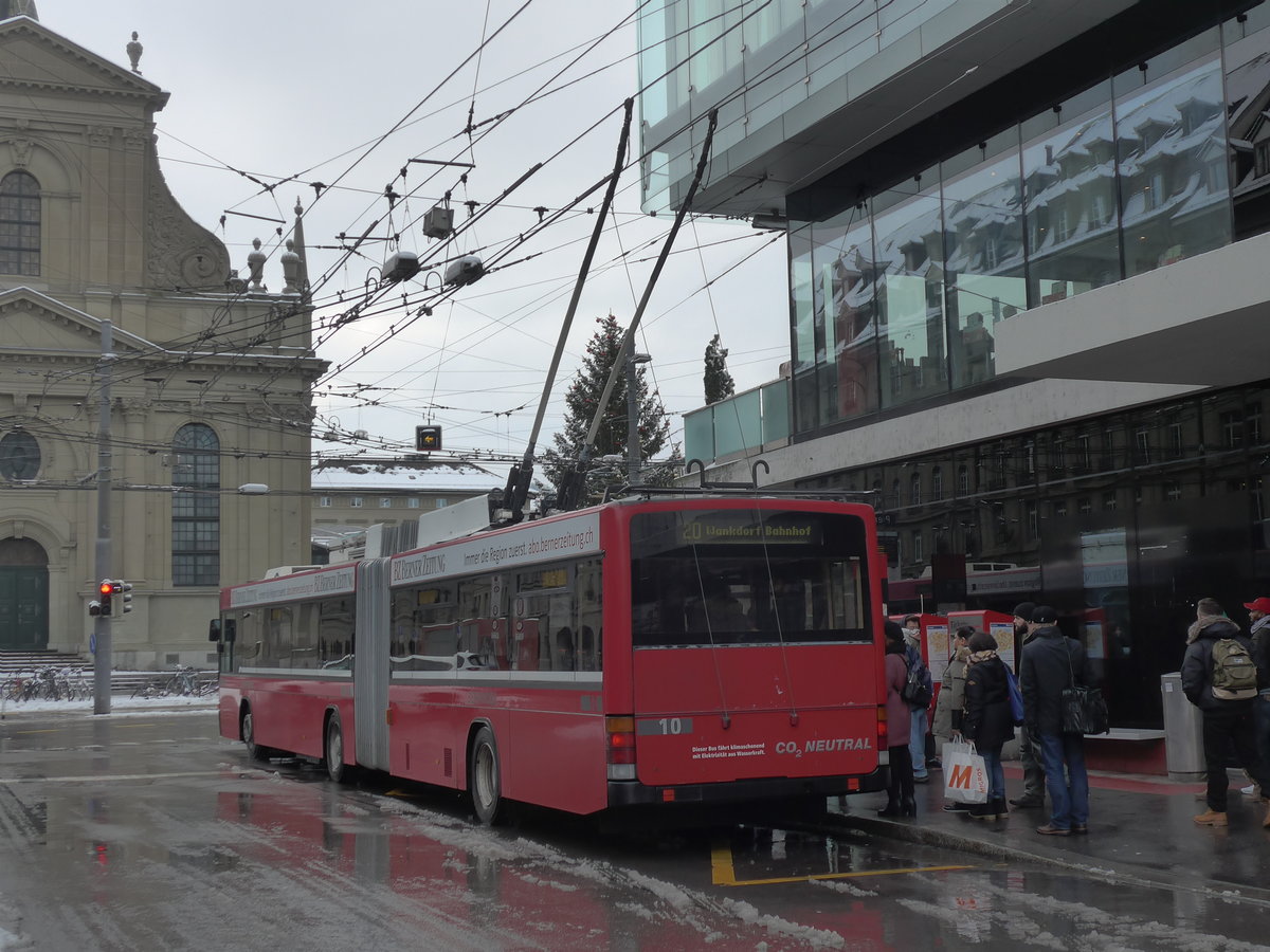 (187'063) - Bernmobil, Bern - Nr. 10 - NAW/Hess Gelenktrolleybus am 18. Dezember 2017 beim Bahnhof Bern