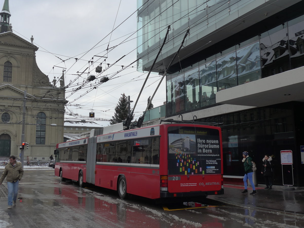 (187'066) - Bernmobil, Bern - Nr. 20 - NAW/Hess Gelenktrolleybus am 18. Dezember 2017 beim Bahnhof Bern
