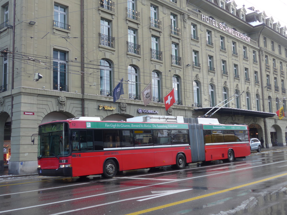 (187'070) - Bernmobil, Bern - Nr. 12 - NAW/Hess Gelenktrolleybus am 18. Dezember 2017 beim Bahnhof Bern