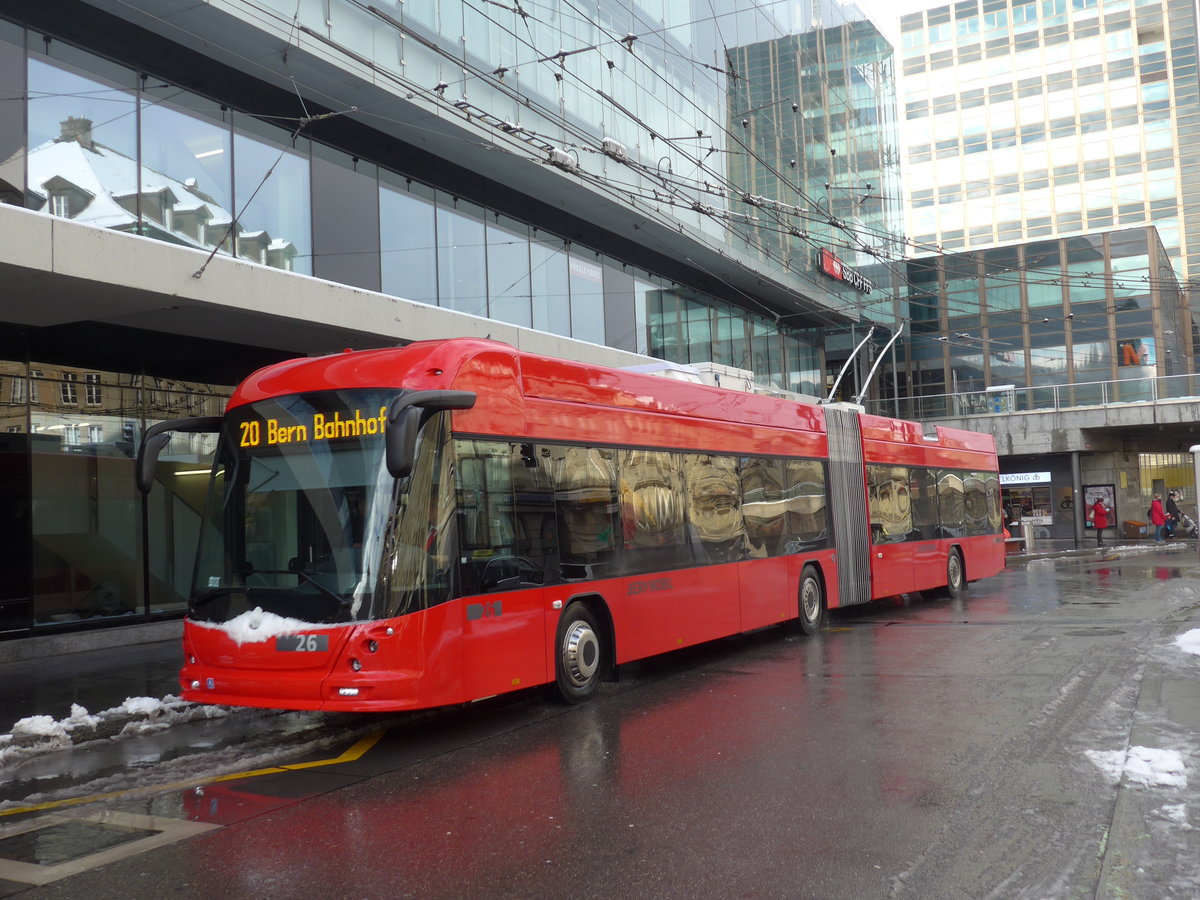 (187'076) - Bernmobil, Bern - Nr. 26 - Hess/Hess Gelenktrolleybus am 18. Dezember 2017 beim Bahnhof Bern