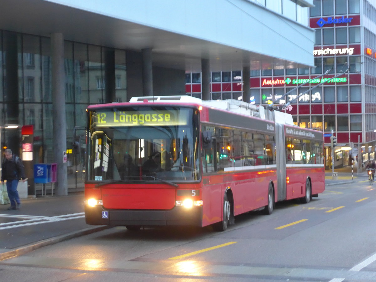 (187'116) - Bernmobil, Bern - Nr. 5 - NAW/Hess Gelenktrolleybus am 23. Dezember 2017 in Bern, Schanzenstrasse