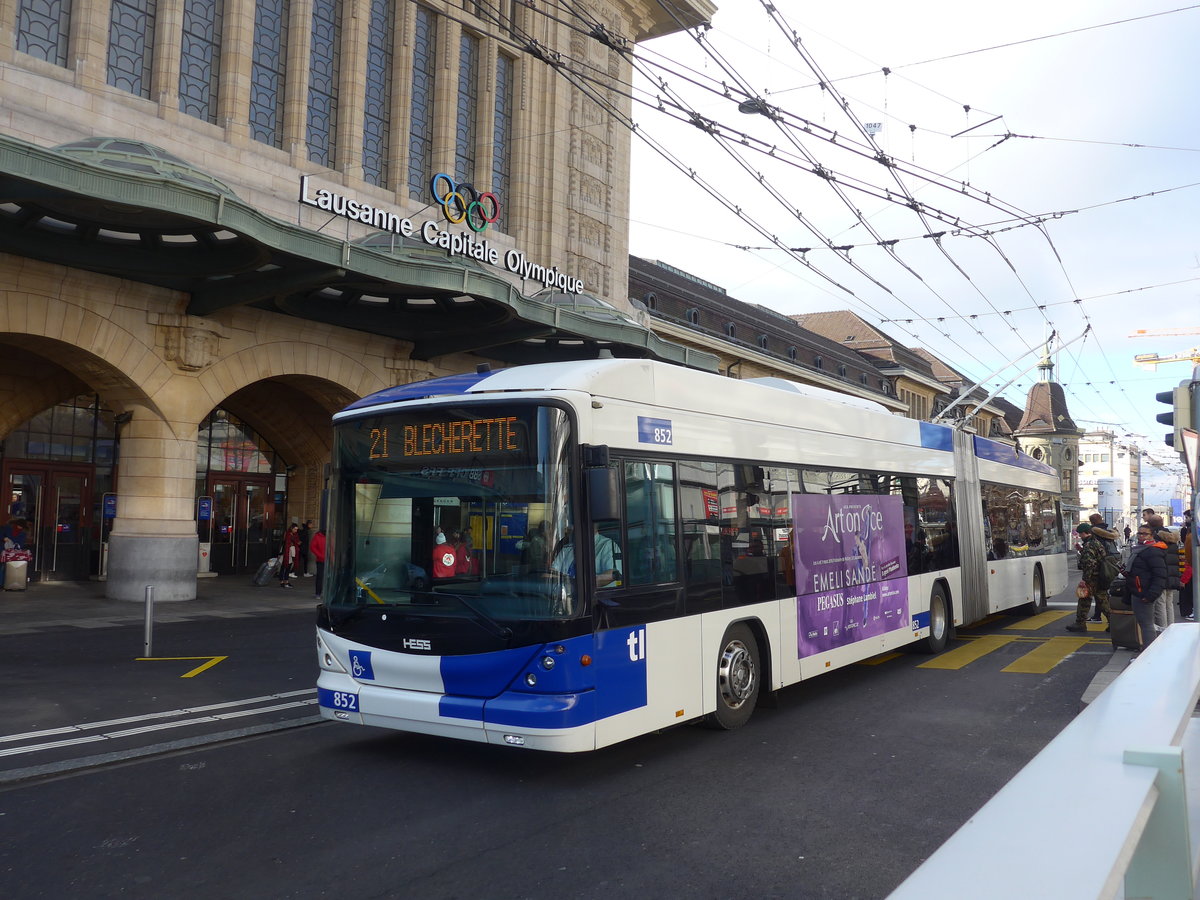 (187'190) - TL Lausanne - Nr. 852 - Hess/Hess Gelenktrolleybus am 23. Dezember 2017 beim Bahnhof Lausanne