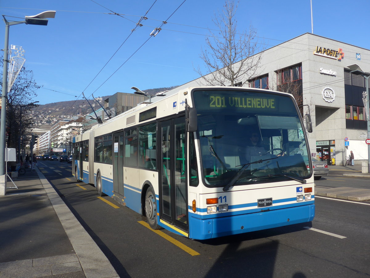 (187'200) - VMCV Clarens - Nr. 11 - Van Hool Gelenktrolleybus am 23. Dezember 2017 beim Bahnhof Vevey