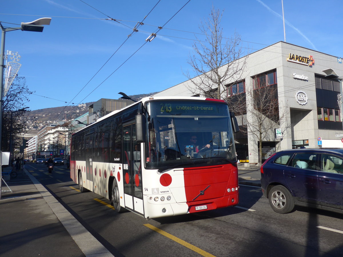 (187'212) - TPF Fribourg - Nr. 54/FR 300'267 - Volvo am 23. Dezember 2017 beim Bahnhof Vevey