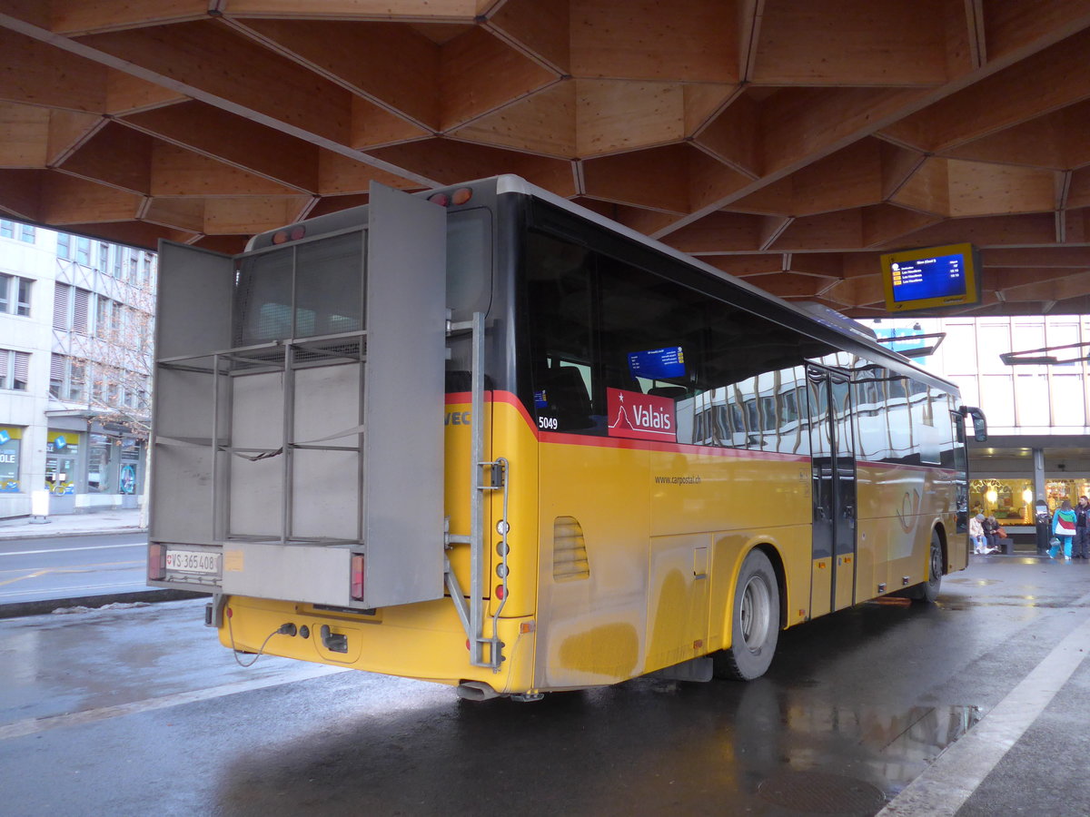 (187'267) - PostAuto Wallis - Nr. 18/VS 365'408 - Irisbus am 23. Dezember 2017 beim Bahnhof Sion