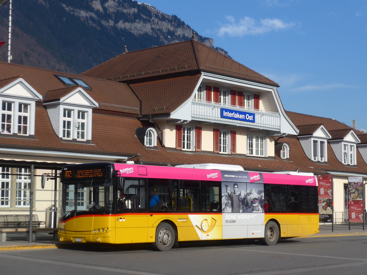 (187'897) - PostAuto Bern - BE 610'537 - Solaris am 8. Januar 2018 beim Bahnhof Interlaken Ost