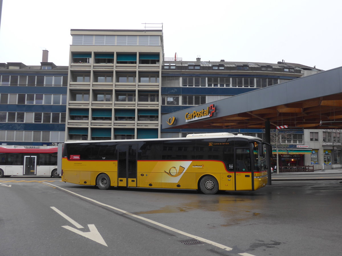 (188'036) - Lathion, Sion - Nr. 2/VS 70'848 - Van Hool am 20. Januar 2018 beim Bahnhof Sion