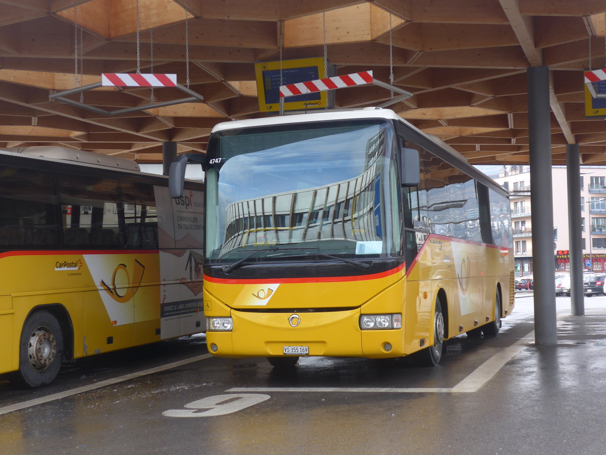 (188'421) - PostAuto Wallis - Nr. 7/VS 355'169 - Irisbus am 11. Februar 2018 beim Bahnhof Sion