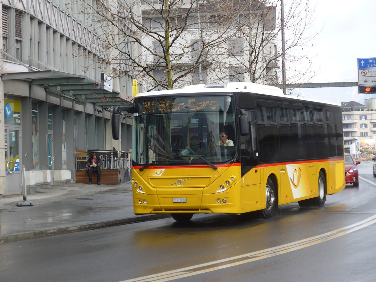 (188'424) - PostAuto Wallis - Nr. 33/VS 471'080 - Volvo (ex TRD, Savise) am 11. Februar 2018 beim Bahnhof Sion