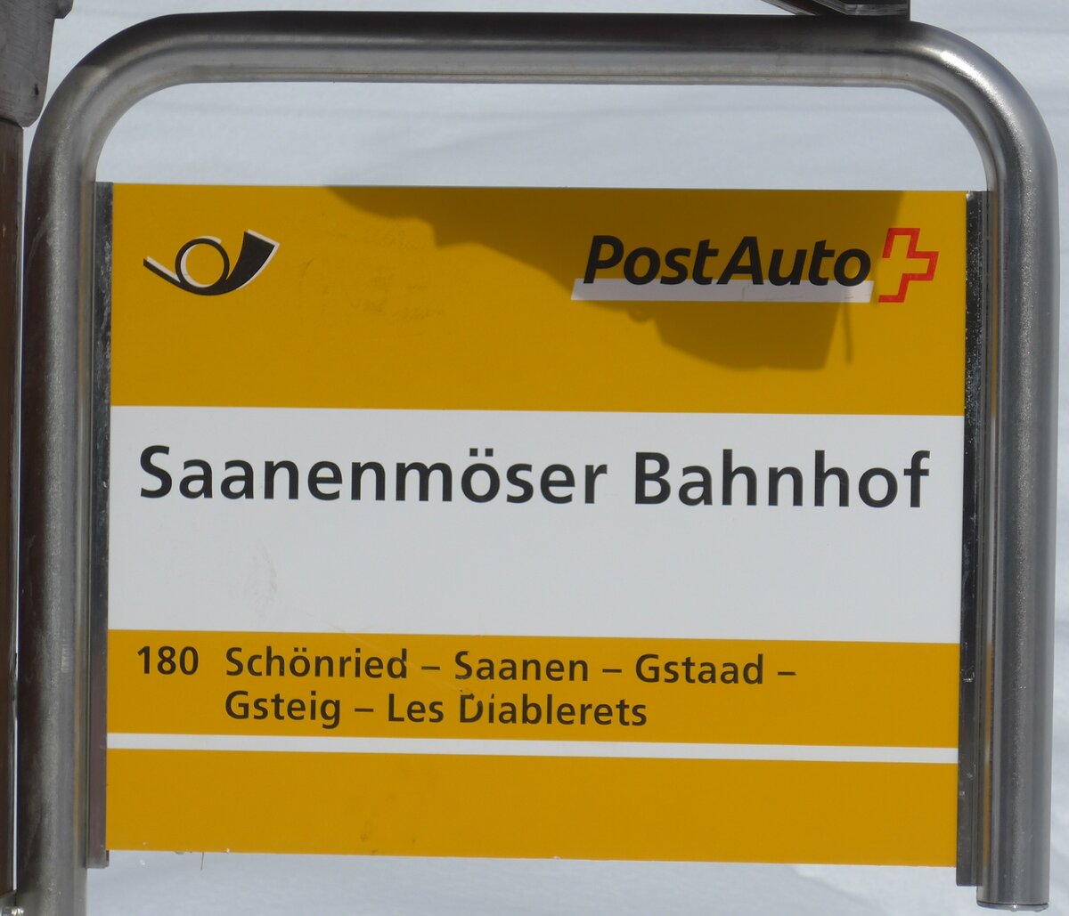 (188'471) - PostAuto-Haltestellenschild - Saanenmser, Bahnhof - am 12. Februar 2018