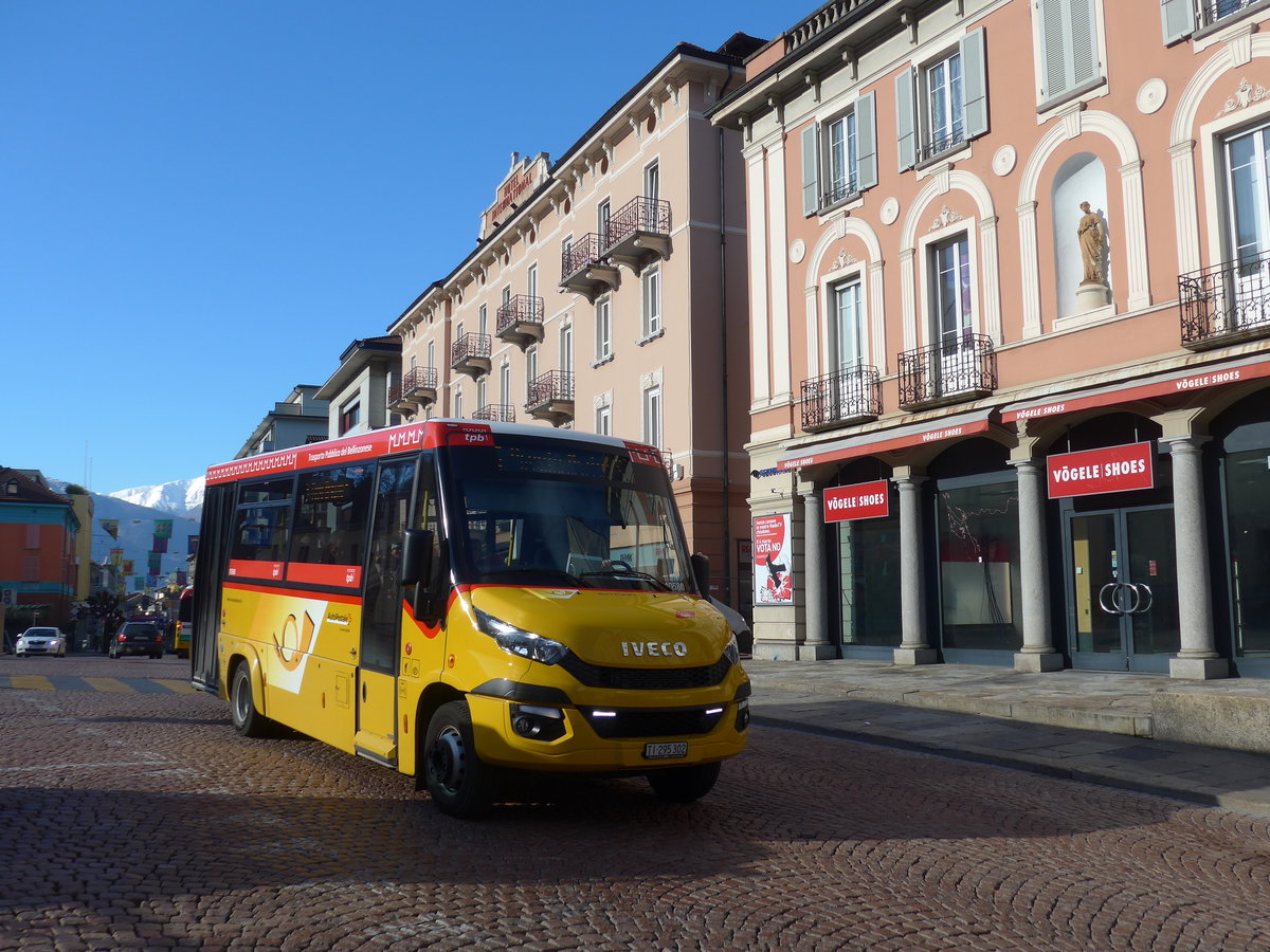 (188'570) - AutoPostale Ticino - TI 295'302 - Iveco/Sitcar am 14. Februar 2018 beim Bahnhof Bellinzona