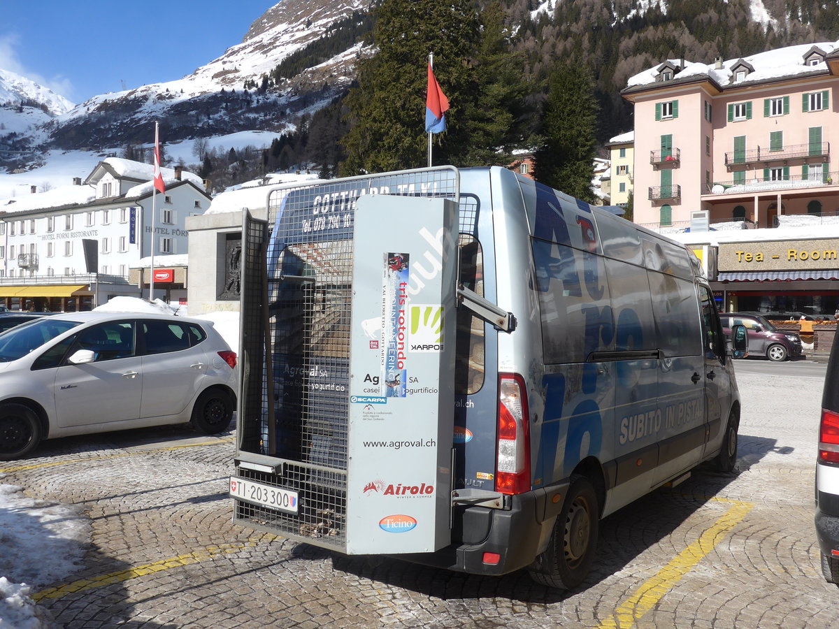 (188'605) - Taxi Gotthard, Airolo - TI 203'300 - Renault am 14. Februar 2018 beim Bahnhof Airolo