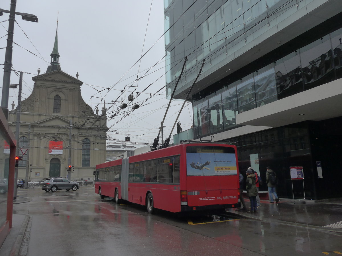 (188'628) - Bernmobil, Bern - Nr. 18 - NAW/Hess Gelenktrolleybus am 15. Februar 2018 beim Bahnhof Bern