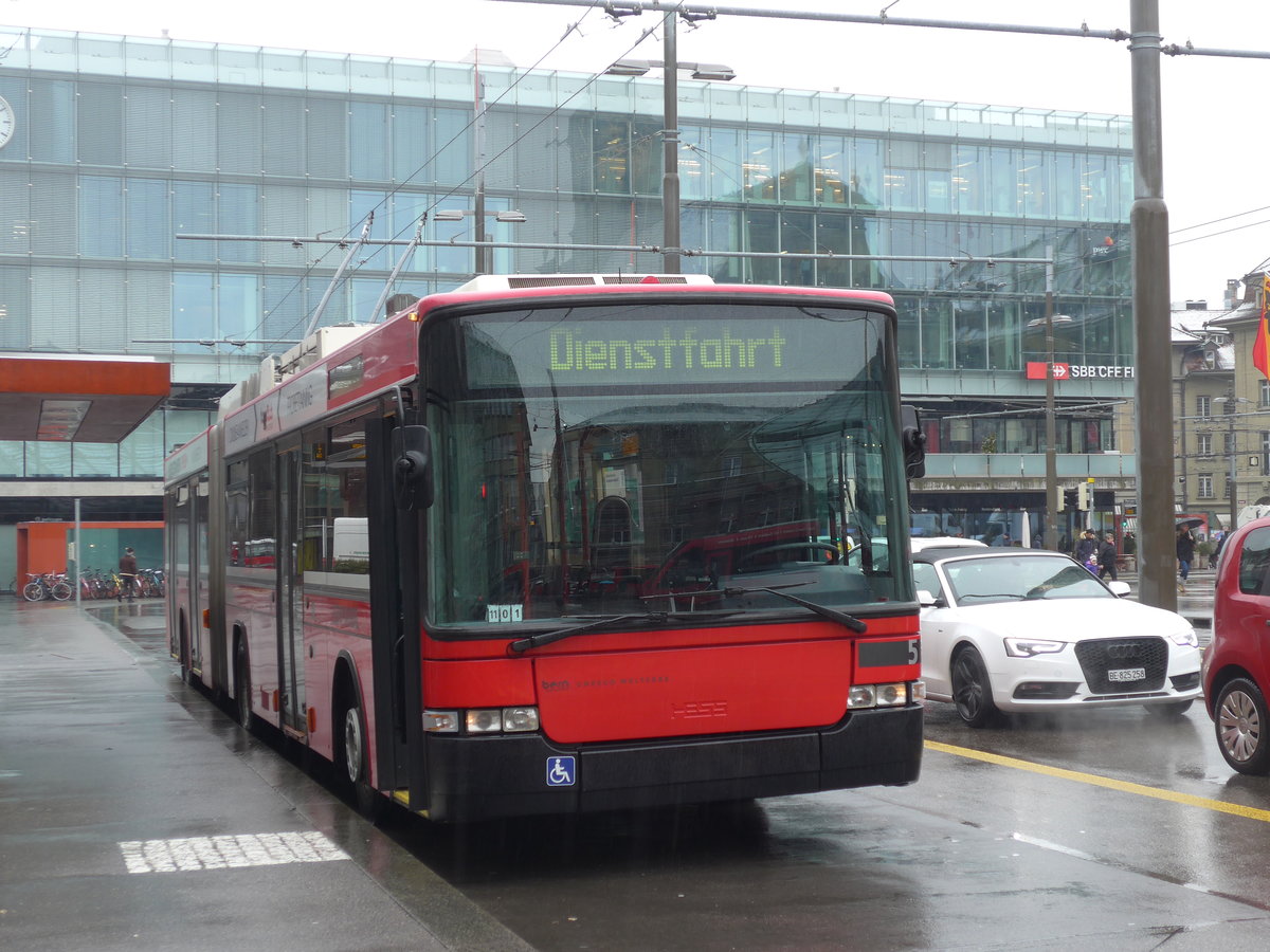 (188'642) - Bernmobil, Bern - Nr. 5 - NAW/Hess Gelenktrolleybus am 15. Februar 2018 beim Bahnhof Bern