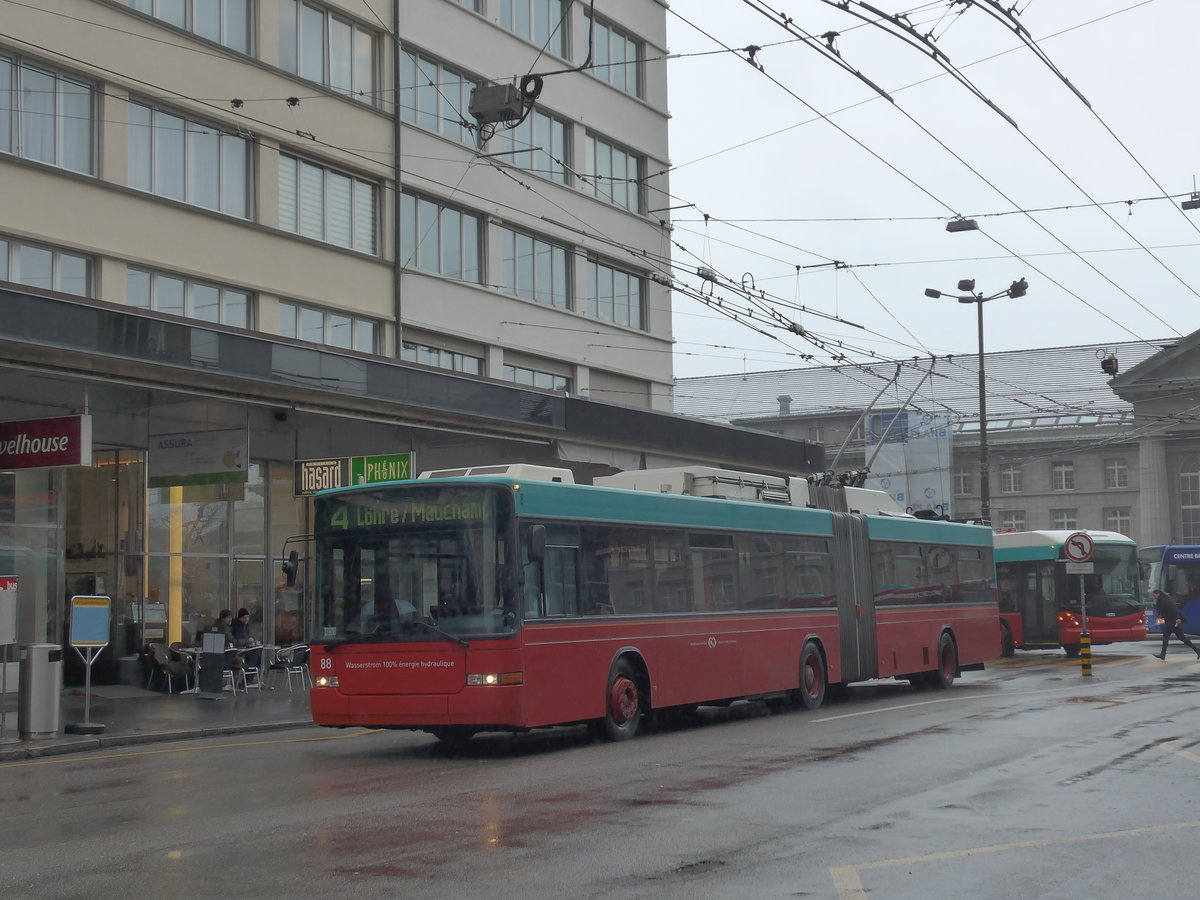 (188'674) - VB Biel - Nr. 88 - NAW/Hess Gelenktrolleybus am 15. Februar 2018 beim Bahnhof Biel