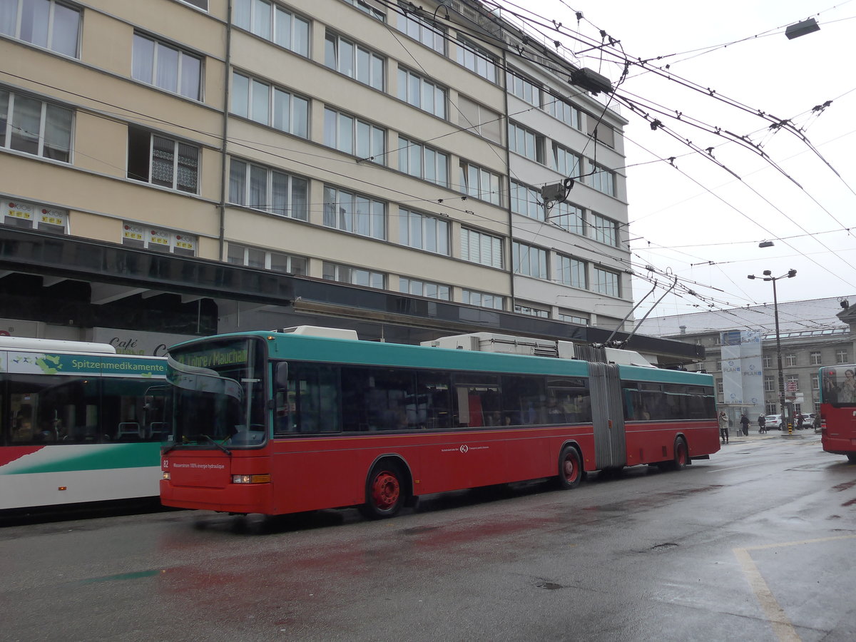 (188'692) - VB Biel - Nr. 82 - NAW/Hess Gelenktrolleybus am 15. Februar 2018 beim Bahnhof Biel