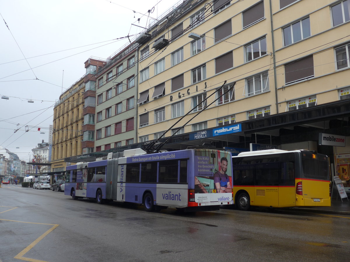(188'705) - VB Biel - Nr. 86 - NAW/Hess Gelenktrolleybus am 15. Februar 2018 beim Bahnhof Biel