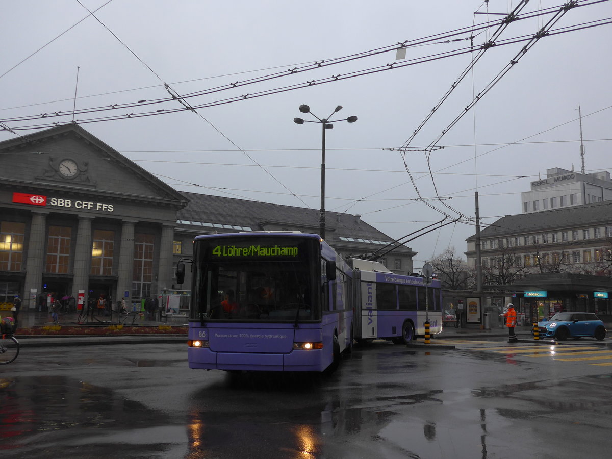 (188'742) - VB Biel - Nr. 86 - NAW/Hess Gelenktrolleybus am 15. Februar 2018 beim Bahnhof Biel