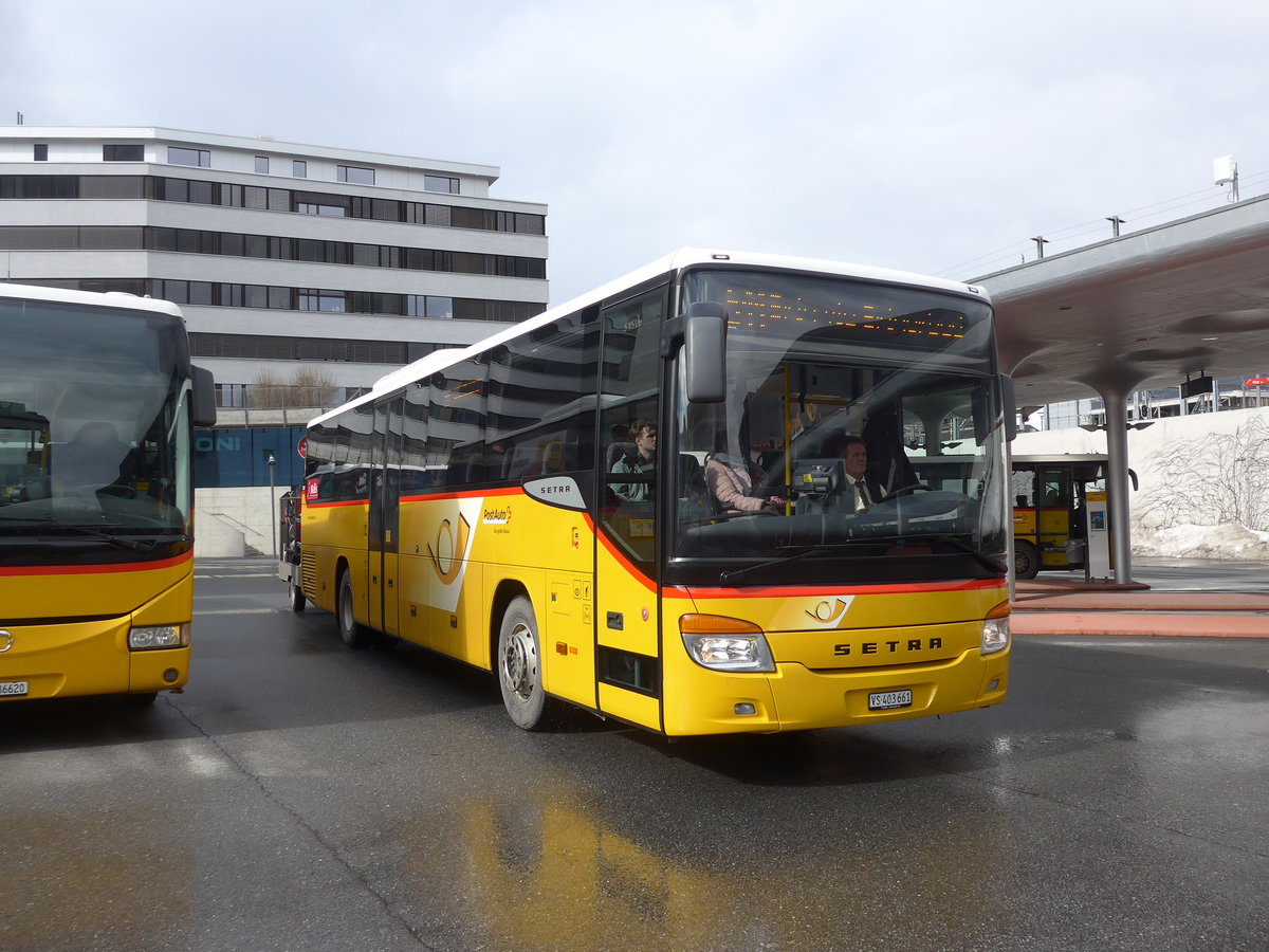 (188'870) - PostAuto Wallis - VS 403'661 - Setra am 18. Februar 2018 beim Bahnhof Visp