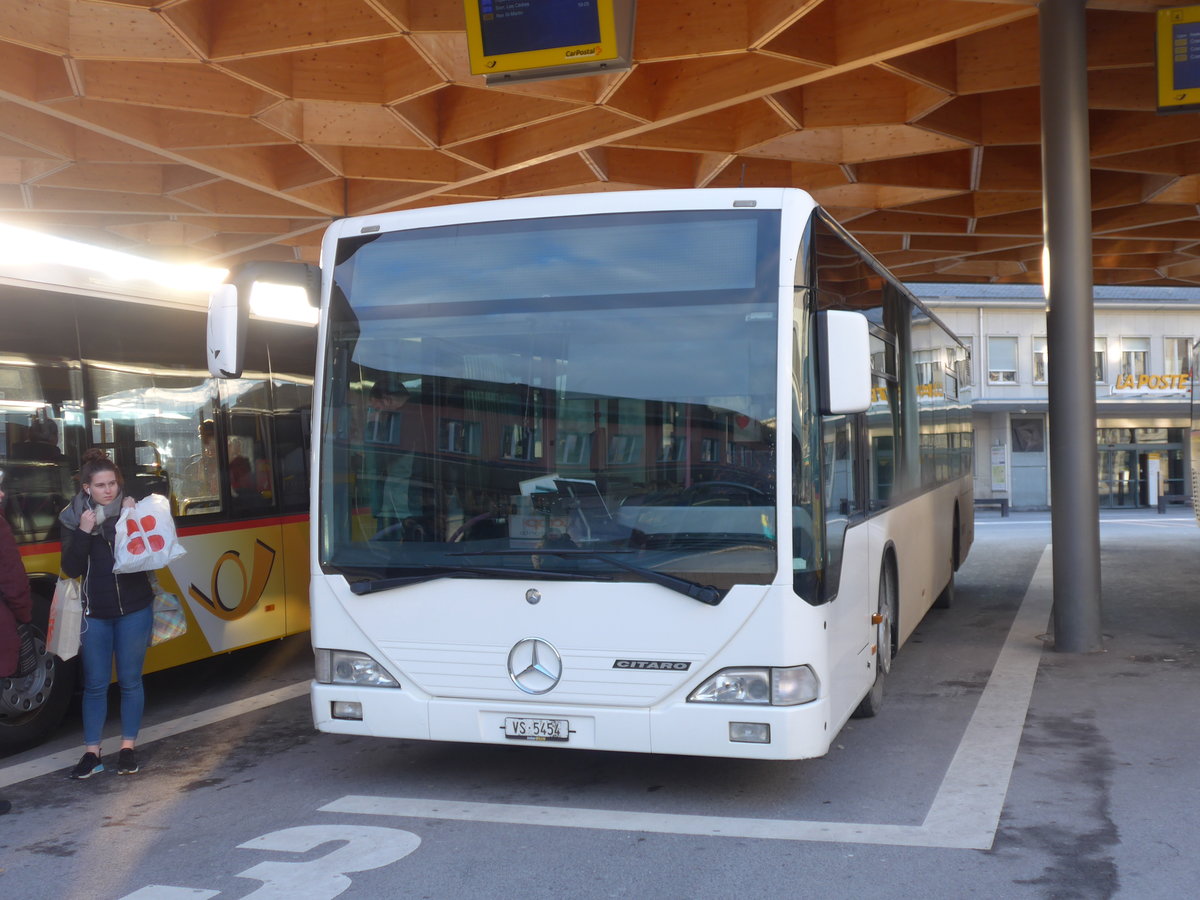 (188'933) - Interbus, Yverdon - Nr. 65/VS 5454 - Mercedes (ex ARCC Aubonne Nr. 10) am 18. Februar 2018 beim Bahnhof Sion (Einsatz Theytaz)