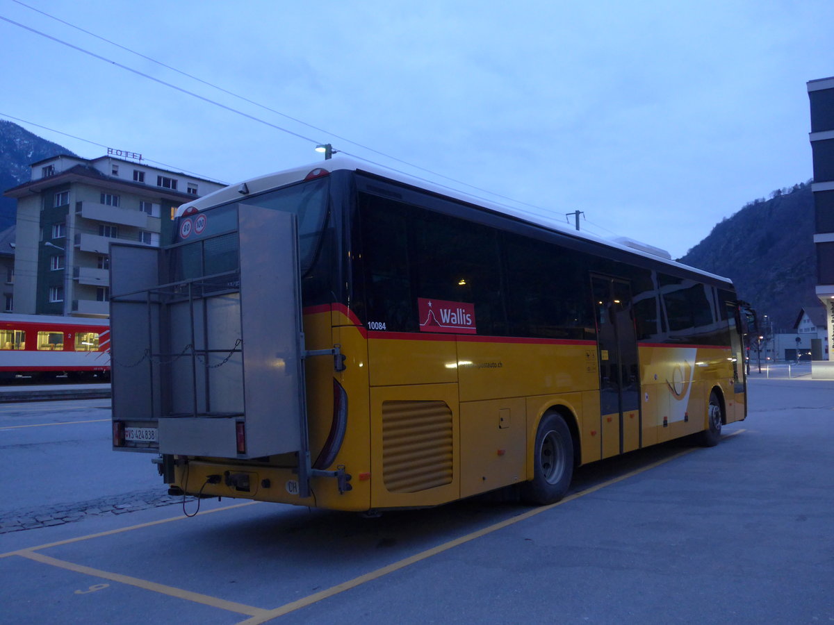 (188'948) - PostAuto Wallis - VS 424'838 - Iveco am 18. Februar 2018 beim Bahnhof Brig