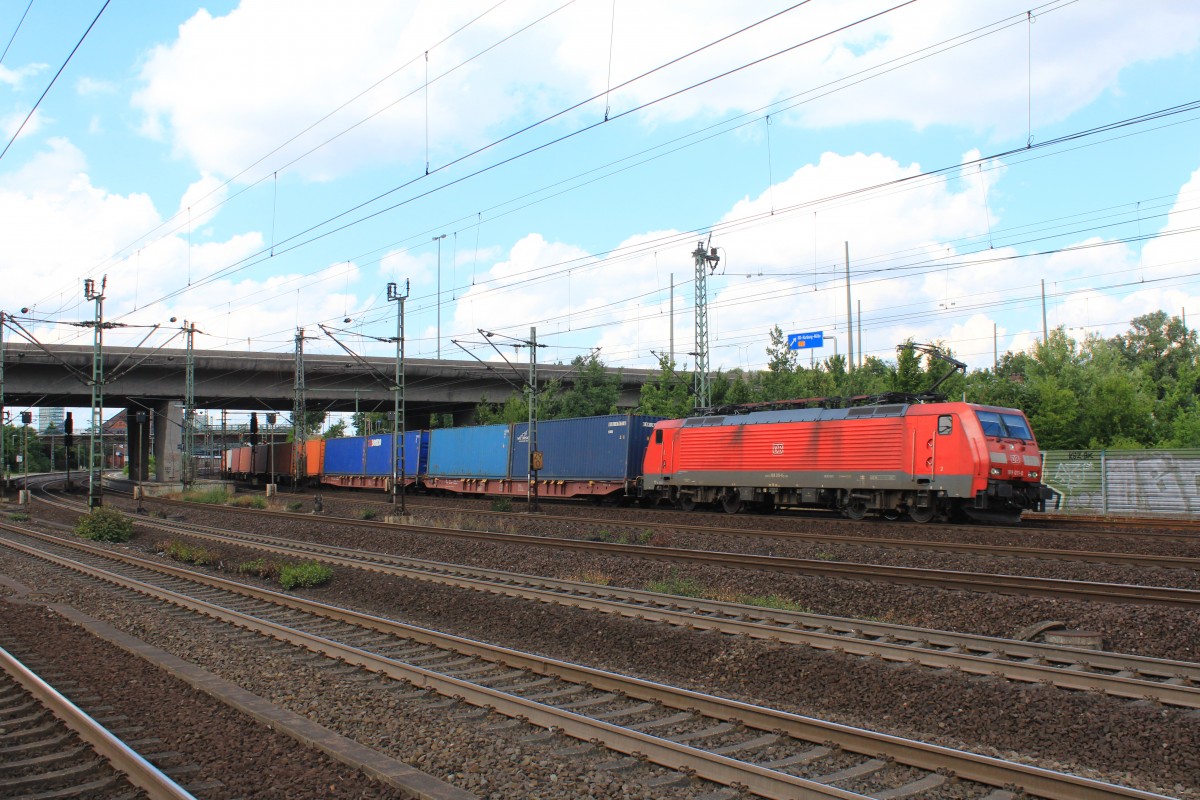 189 011-0 mit einem Containerzug am 31. Juli 2013 in Hamburg-Harburg.