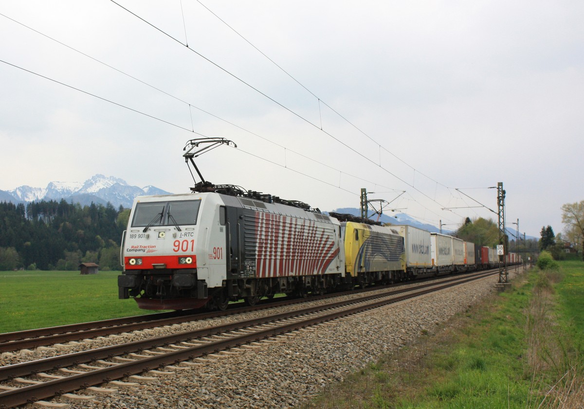 189 901 und 189 912 befrdern am 18. August 2014 den  Ekol-Zug  bei bersee durch den Chiemgau.