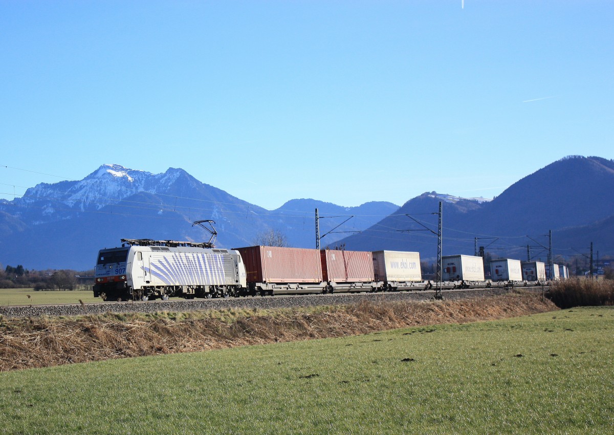 189 907 mit einem Containerzug aus Salzburg kommend am 23. Dezember 2013 bei Weisham.