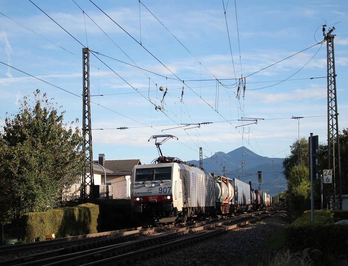 189 907 mit einem Containerzug aus Salzburg kommend bei der durchfahrt von Prien am Chiemsee am 16. September 2015.